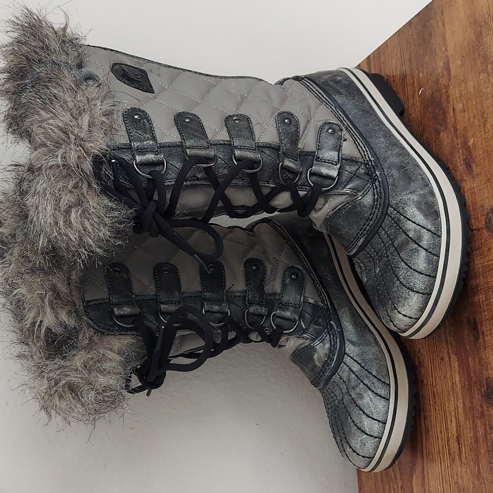 Women's sorel snow boots with fur
